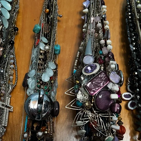 3Lbs of Necklaces Vintage to now . All wearable. ‼️A few bundles available ‼️ - Picture 5 of 11